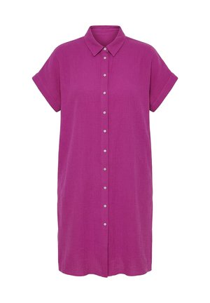 Vestido camisero de manga corta color magenta con cuello puntiagudo y cierre de botones en la parte delantera central.