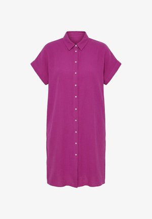 Kortærmet magentafarvet skjortekjole med spids krave og knaplukning foran på midten.