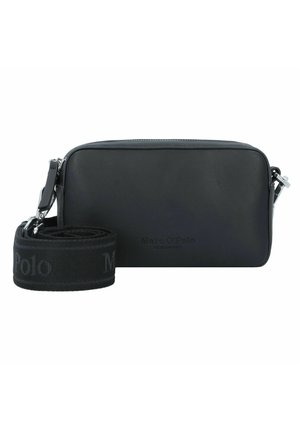 Schwarze rechteckige Umhängetasche mit abnehmbarem breitem Stoffriemen, der daneben aufgerollt liegt, mit dezentem "Marc O'Polo"-Logo auf der Vorderseite.