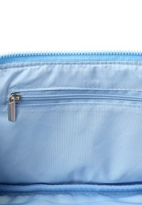 Funda de tela de color azul claro con cierre de cremallera. El interior cuenta con un bolsillo con cremallera más pequeño y una textura suave y mate.