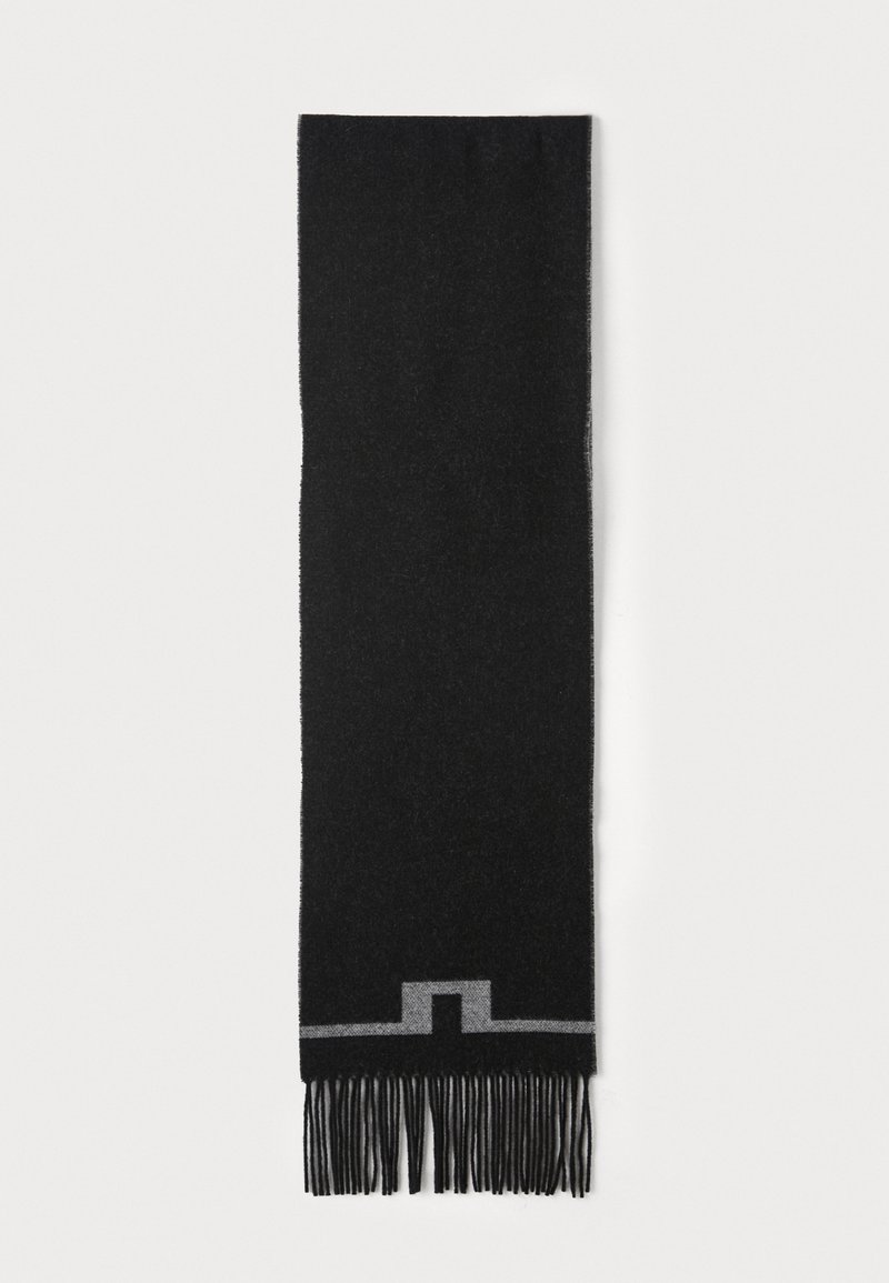 Écharpe noire en tissu doux, avec des bords à franges. Le design comprend un motif d'accent gris en bas, de forme rectangulaire.