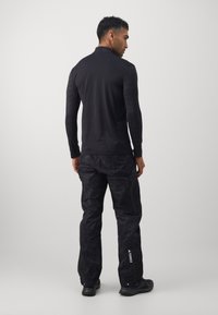 Μαύρη αθλητική μπλούζα με μακρύ μανίκι και υφασμάτινα μανίκια, σε συνδυασμό με μαύρα cargo παντελόνια με σχέδιο, που διαθέτουν ρυθμιζόμενη μέση και λεπτομέρεια λογότυπου.