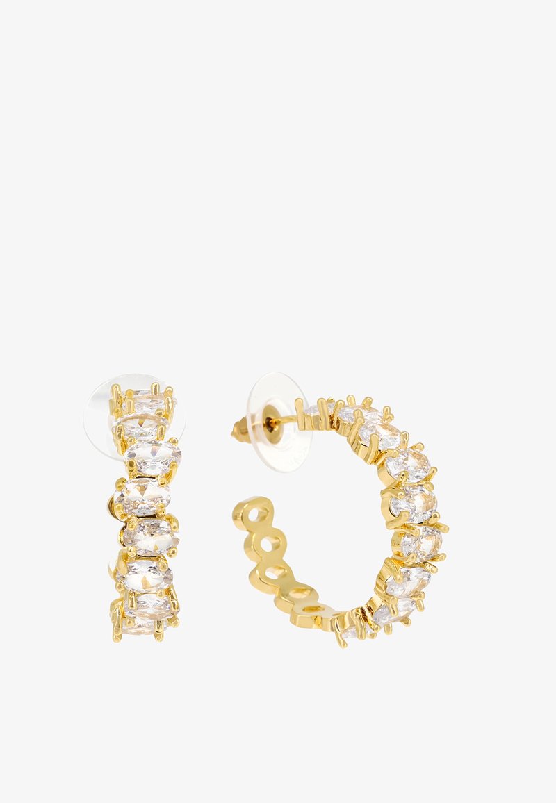 Orecchini in tono oro con gemme ovali trasparenti incastonate in un design a griffe. Un orecchino ha una forma lineare, mentre l'altro è circolare.