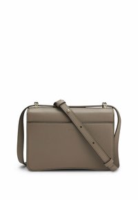 Borsa in pelle rettangolare color taupe con finitura testurizzata, tracolla regolabile e dettagli in oro. Presenta un design pulito e minimalista.