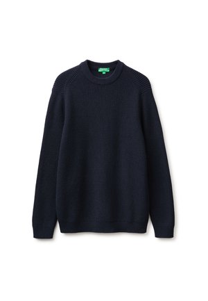 Marineblauer gestrickter Pullover mit Rundhalsausschnitt, langen Ärmeln sowie gerippten Bündchen, Saum und Halsbündchen vor weißem Hintergrund.