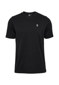 Zwart katoenen t-shirt met korte mouwen, ronde hals en een klein wit logo met drie chevrons op de linkerkant van de borst. Zachte textuur, eenvoudig ontwerp.