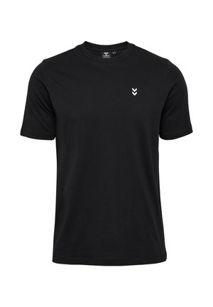 Zwart katoenen t-shirt met korte mouwen, ronde hals en een klein wit logo met drie chevrons op de linkerkant van de borst. Zachte textuur, eenvoudig ontwerp.