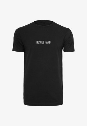 Crna pamučna majica s natpisom "HUSTLE HARD" u podebljanom bijelom slovu, centriranom na prsima. Kratki rukavi, dizajn s okruglim izrezom.