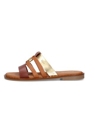 Sandalo piatto a ciabatta con tre cinturini in pelle marrone, sabbia e oro metallizzato, punta aperta e tacco basso impilato.