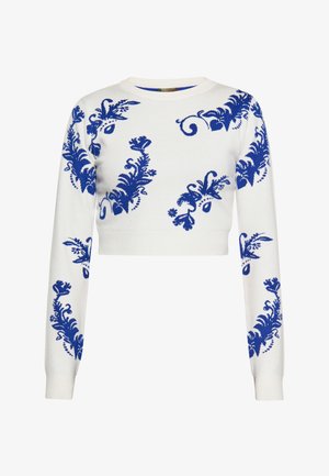 Suéter blanco cortado que presenta patrones florales azules, con mangas largas y cuello redondo. El material parece suave con una textura de punto.