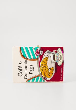Pochette en tissu brodée avec une chaise de café, une tasse de café, un croissant et le texte "Café & Croissants Paris" et "Rue Saint-Honoré."