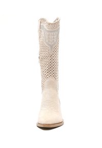 Botas de cowboy de ante blanco hasta la rodilla con diseño perforado, costuras ligeras y punta afilada. Cierre lateral y sutiles acentos decorativos.