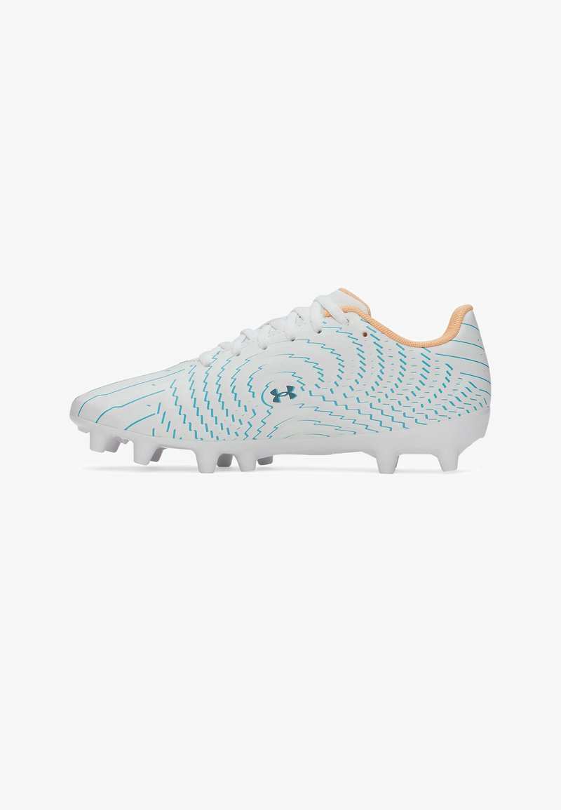 Chaussure de football blanche avec motifs en spirale bleue, doublure intérieure orange, lacets et crampons sous la semelle pour l'adhérence sur l'herbe.