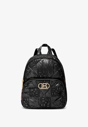 Sort quiltet rygsæk med præget logo mønster, med gyldent lynlås og beslag samt polstrede skulderremme for komfort.