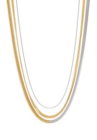 Trzy warstwowe metalowe naszyjniki: jeden złoty, jeden srebrny i jeden z metali mieszanych. Każdy z nich ma elegancki, gładki design z elastycznymi ogniwami.