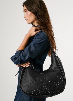 Schwarze Lederhandtasche mit geschwungener Form, verziert mit silbernen Sternnieten. Glatte Textur mit einem einzelnen Schulterriemen.
