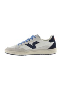 Sneakers bianchi e grigi con lacci blu, accenti blu navy e una suola cremosa texturizzata. Presentano un logo 'V' stilizzato sul lato.