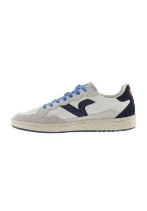 Sneakers bianchi e grigi con lacci blu, accenti blu navy e una suola cremosa texturizzata. Presentano un logo 'V' stilizzato sul lato.