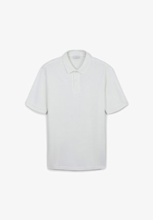 Weißes Poloshirt aus strukturiertem Stoff, mit klassischem Kragen, drei Knopfverschluss und kurzen Ärmeln. Schlichtes Design, ohne Muster.