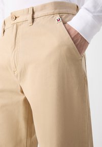 Tommy Jeans RYAN - Hlače - gentle gold