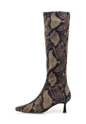 Bota de rodilla con estampado de serpiente en tonos beige y marrón. Diseño de punta afilada con un tacón delgado y bajo, y textura suave en toda la bota.