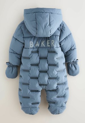 Blauer gepolsterter Schneeanzug mit Kapuze, auf dem der Text "BAKER" in hellgrau und dunkelblauen Akzenten gedruckt ist. Elastische Bündchen für eine enge Passform.
