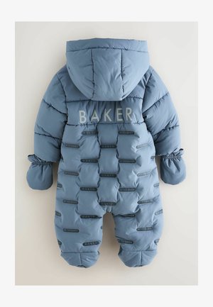 Salopetă de zăpadă albastră, căptușită, cu glugă, având inscripția "BAKER" imprimată în gri deschis și accente de albastru închis. Mansete elastice pentru o potrivire strânsă.