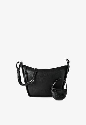 Bolso de cuero negro texturizado para llevar al hombro con correa ajustable y un pequeño bolso a juego unido en el lado derecho, ambos con cierres de cremallera.