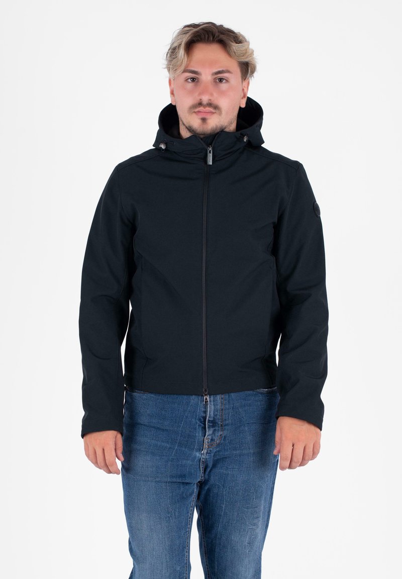 Zwart sweatshirt met rits en capuchon, gemaakt van gladde stof; heeft een lichte glans, vooraan een ritsluiting en een logo-accent op de mouw.