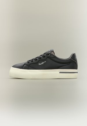 Baskets basses noires avec semelle blanche, lacets noirs, logo « Pepe Jeans » sur le côté et détails de couture subtils sur fond neutre.