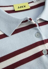 Polo a righe blu con righe orizzontali bordeaux e bianche, colletto con bottoni e un'etichetta verde con la scritta "JJXX" sul collo.