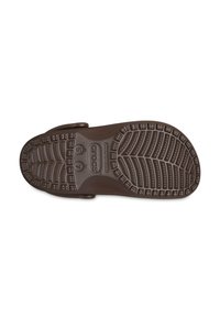 Semelle de sandale en caoutchouc brun avec un motif de grip texturé, comportant des bandes surélevées et un logo de marque. Design simple avec une forme plate et sans accents remarquables.