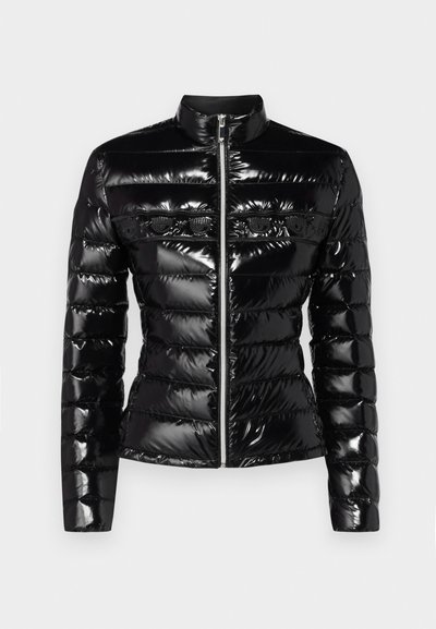 Fekete puffermellény fényes felülettel, cipzáros záródással és vízszintes steppelt mintázattal. Magas nyakkal és díszítő részletekkel rendelkezik.