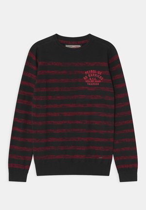 Schwarzer Pullover mit roten horizontalen Streifen. Mit Rundhalsausschnitt, gerippten Bündchen und Saum sowie einem gedruckten Textlogo auf der Vorderseite. Weiche Textur.