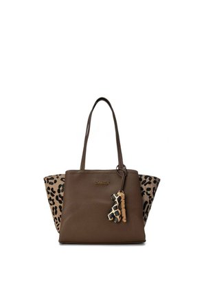 Bolso de cuero marrón con laterales de tela con estampado de leopardo y un colgante a juego con estampado de leopardo colgando de una asa.