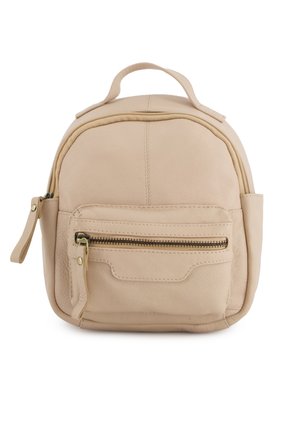Petit sac à dos en cuir beige avec poignée supérieure, poche avant zippée et bords arrondis, présenté sur fond blanc.