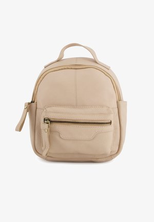 Kleine beige leren rugzak met bovenhandvat, voorvak met ritssluiting en afgeronde hoeken, afgebeeld tegen een witte achtergrond.