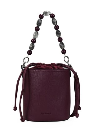 Bolso tipo bucket de cuero burdeos con cierre de cordón y asa decorativa de cuentas. Textura suave con un sutil detalle de grano.