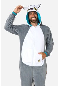 Mono de forro polar gris con parte delantera blanca, capucha con orejas y forro azul estampado. Cuenta con bolsillos frontales y un detalle bordado de plátano.