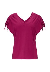 T-shirt magenta à col en V, avec des manches courtes et des détails froncés aux épaules. Fabriqué en tissu doux et respirant avec une coupe décontractée.