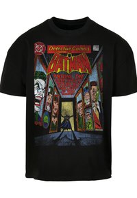 Camiseta de algodón negra con un gráfico colorido de cómic. El diseño incluye a Batman y varios villanos enmarcados en puertas.