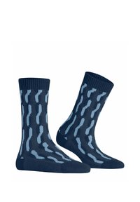 Marineblaue Socken mit einem strukturierten Design, das hellblaue Wellenmuster zeigt. Rippbund für einen besseren Sitz, gefertigt aus einem weichen, dehnbaren Material.