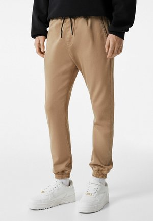 SLIM FIT - Verryttelyhousut - camel