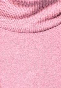 Maglione girocollo rosa con texture a costine e una finitura morbida. Il collo è piegato, creando un aspetto stratificato.