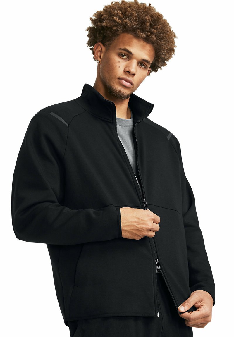 Czarna polarowa kurtka zapinana na zamek z stójką, długimi rękawami i bocznymi kieszeniami. Posiada subtelne akcenty na ramionach oraz gładką fakturę.