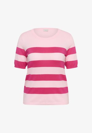 Haut en tricot rose à manches courtes avec de larges rayures horizontales rose foncé et un col rond sur fond blanc.