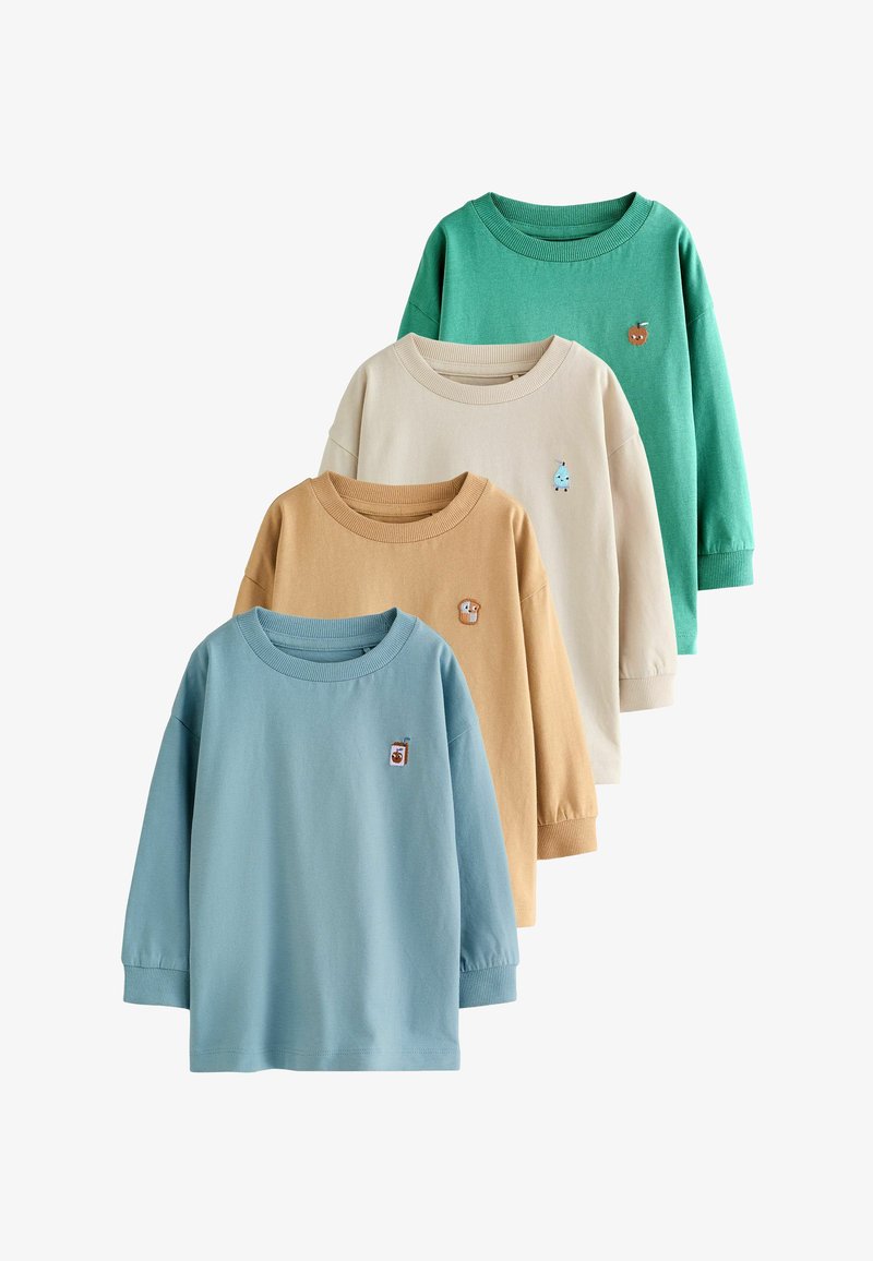 Quatre t-shirts à manches longues et col rond en vert, beige, marron clair et bleu, chacun avec un petit patch brodé de fruit ou de nourriture sur la poitrine.
