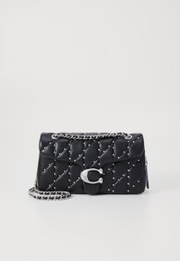 Czarna pikowana skórzana torebka z akcentami w postaci srebrnych ćwieków oraz srebrnym łańcuszkiem, z wyróżniającym się srebrnym zapięciem w kształcie litery "C".