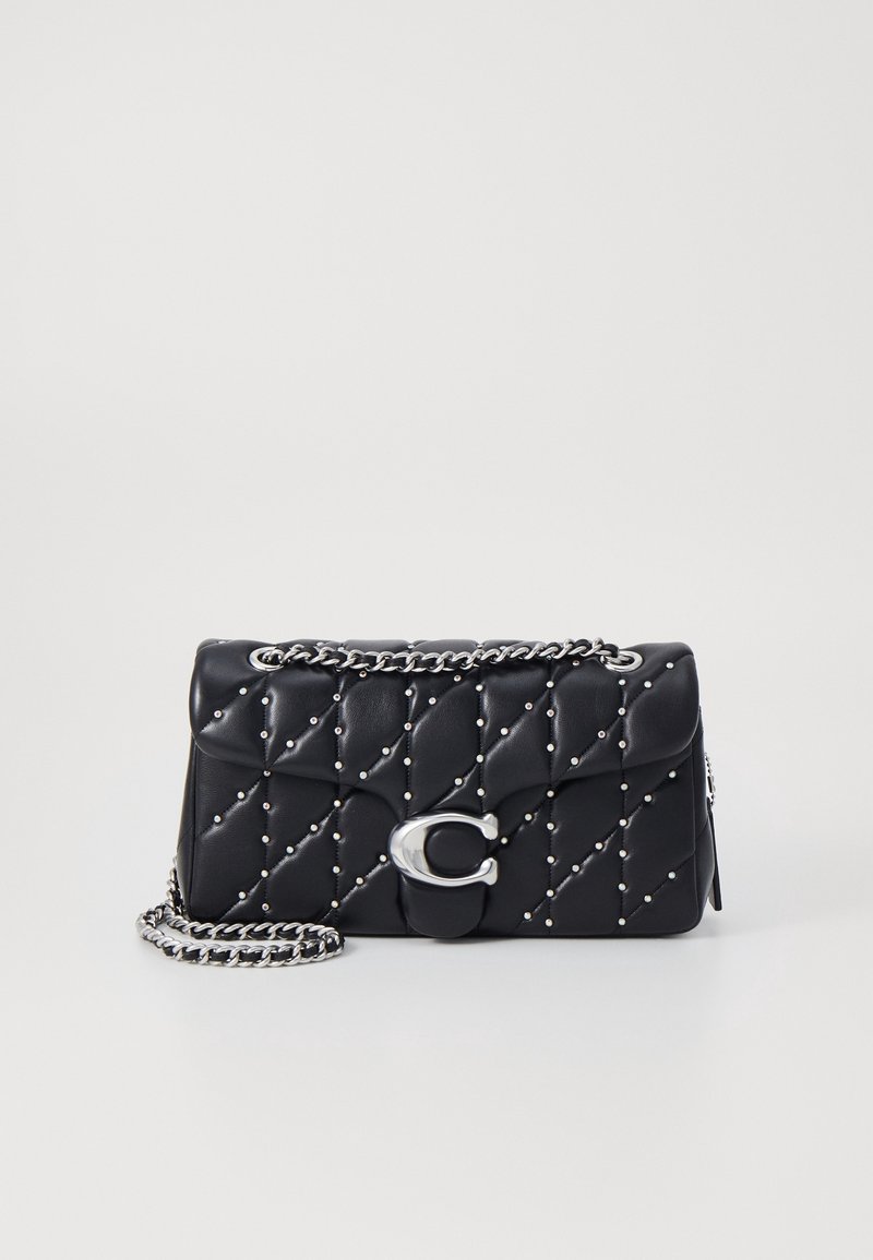 Czarna pikowana skórzana torebka z akcentami w postaci srebrnych ćwieków oraz srebrnym łańcuszkiem, z wyróżniającym się srebrnym zapięciem w kształcie litery "C".