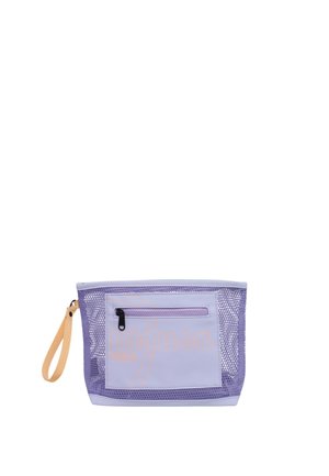 Pochette cosmetica in rete di colore lavanda, con tasca frontale con zip, dettagli arancioni e un cinturino per il polso per una facile maneggevolezza.